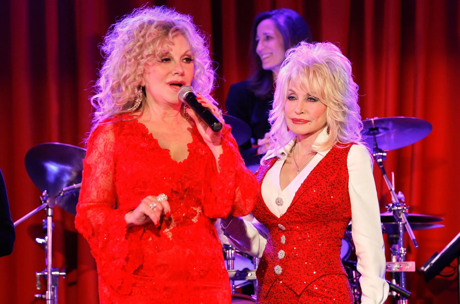 Stella Parton became the first member of the family to publicly acknowledge the loss, sharing a message of gratitude for the support shown during a difficult time. Her statement offered a rare glimpse into how the Parton family is mourning together.