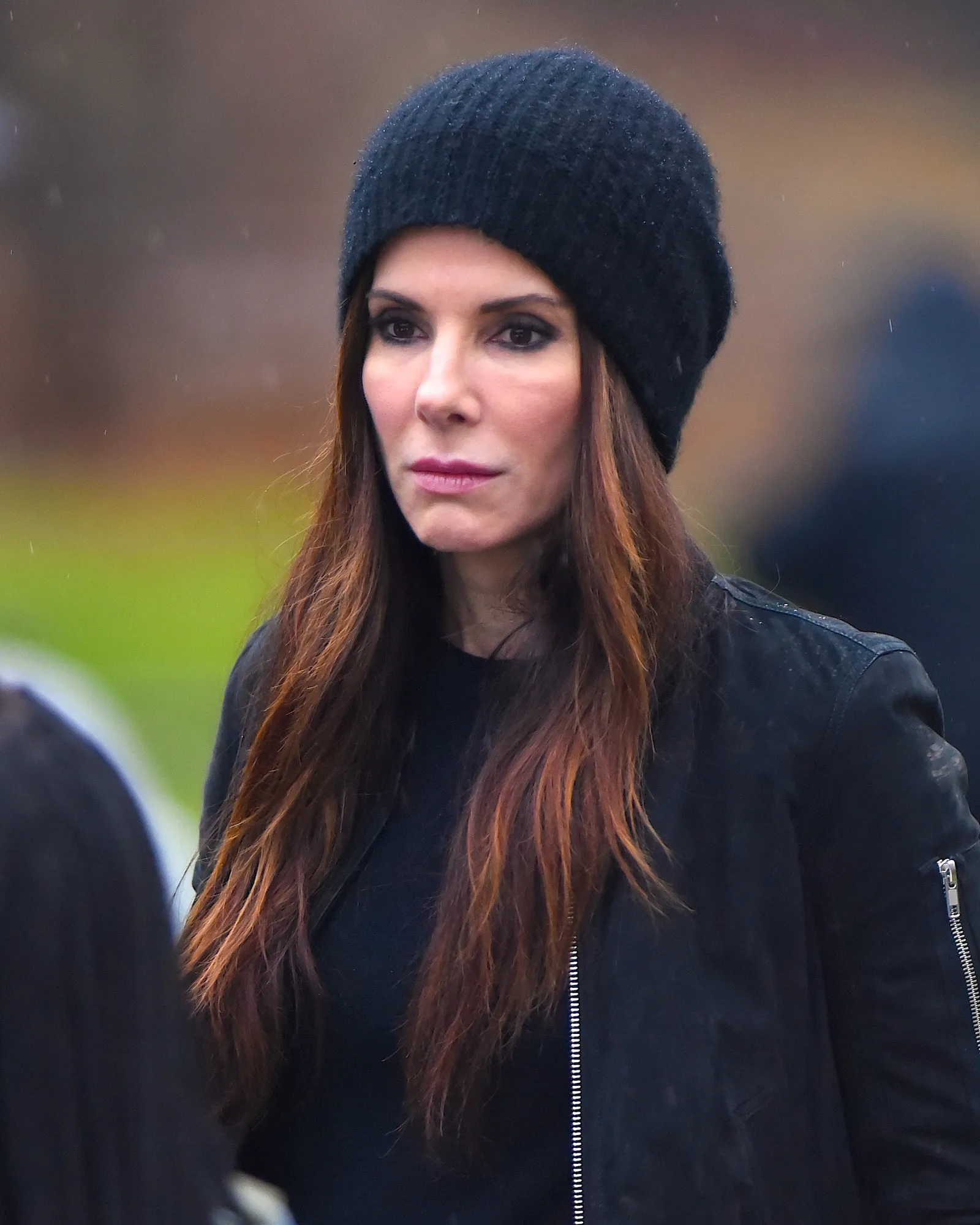 Not every public appearance featured the same glamorous styling or expression, something easily forgotten when individual photographs go viral. This period demonstrates how dramatically context can affect the way a familiar face is perceived.