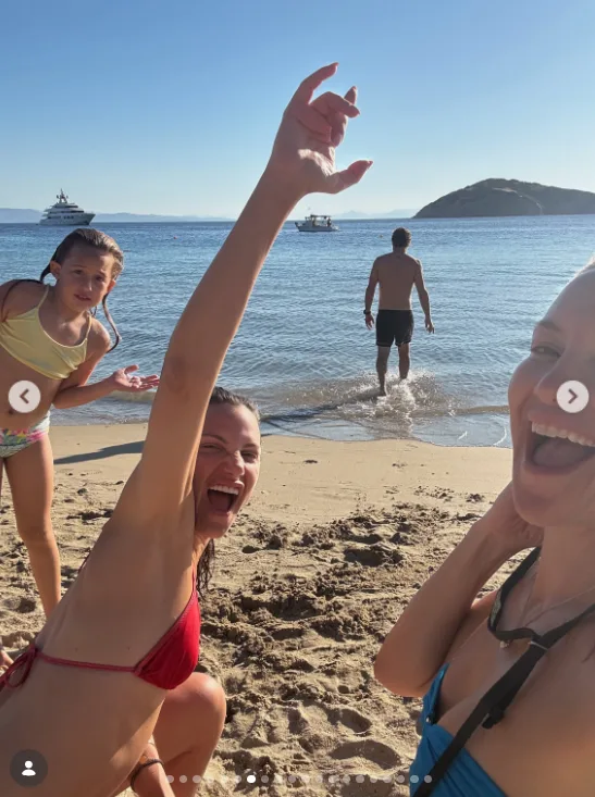 Several family members laughed and posed on the sand as boats floated offshore. The candid beach scene matches the unposed tone of the footage Hudson later shared of Hawn during a meal.