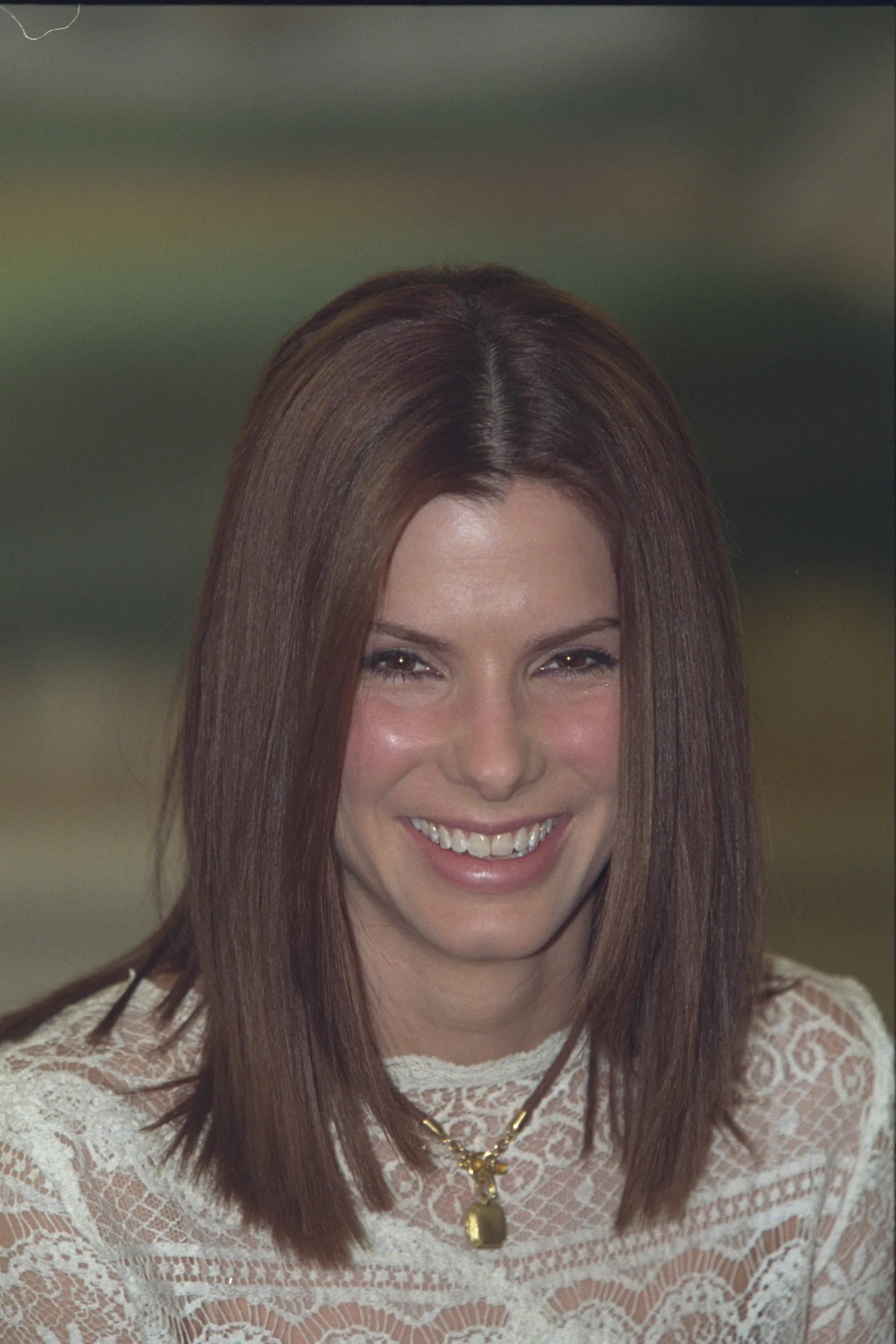 Bullock entered the 2000s with sleek brunette hair and the expressive smile that remained central to her public image. Photographs from this era are now being revisited as fans debate her newest appearance.