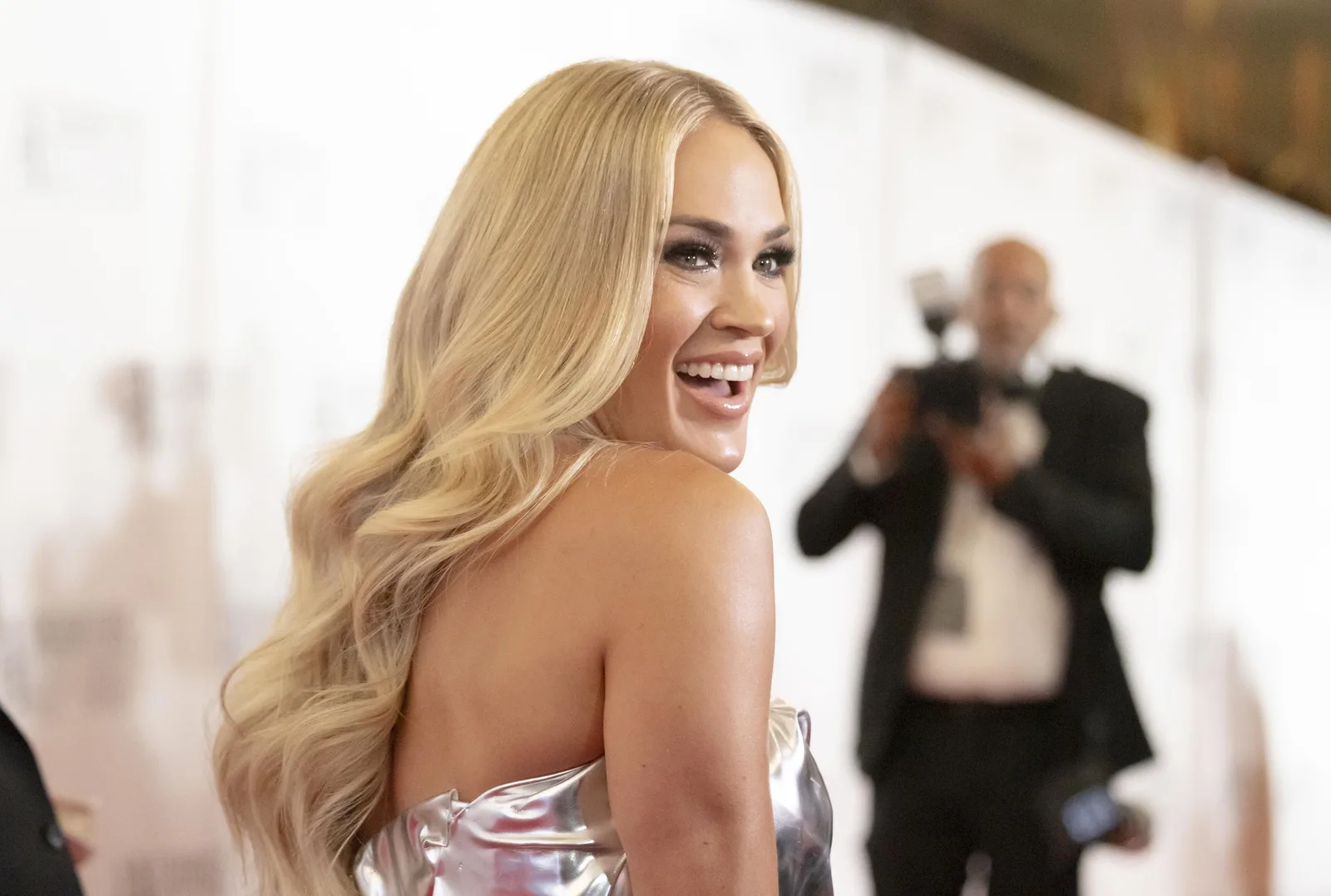A side-profile photo from the same event highlighted Underwood's signature blonde waves as she smiled for photographers. Images from different angles frequently became part of online comparisons of her appearance over the years.