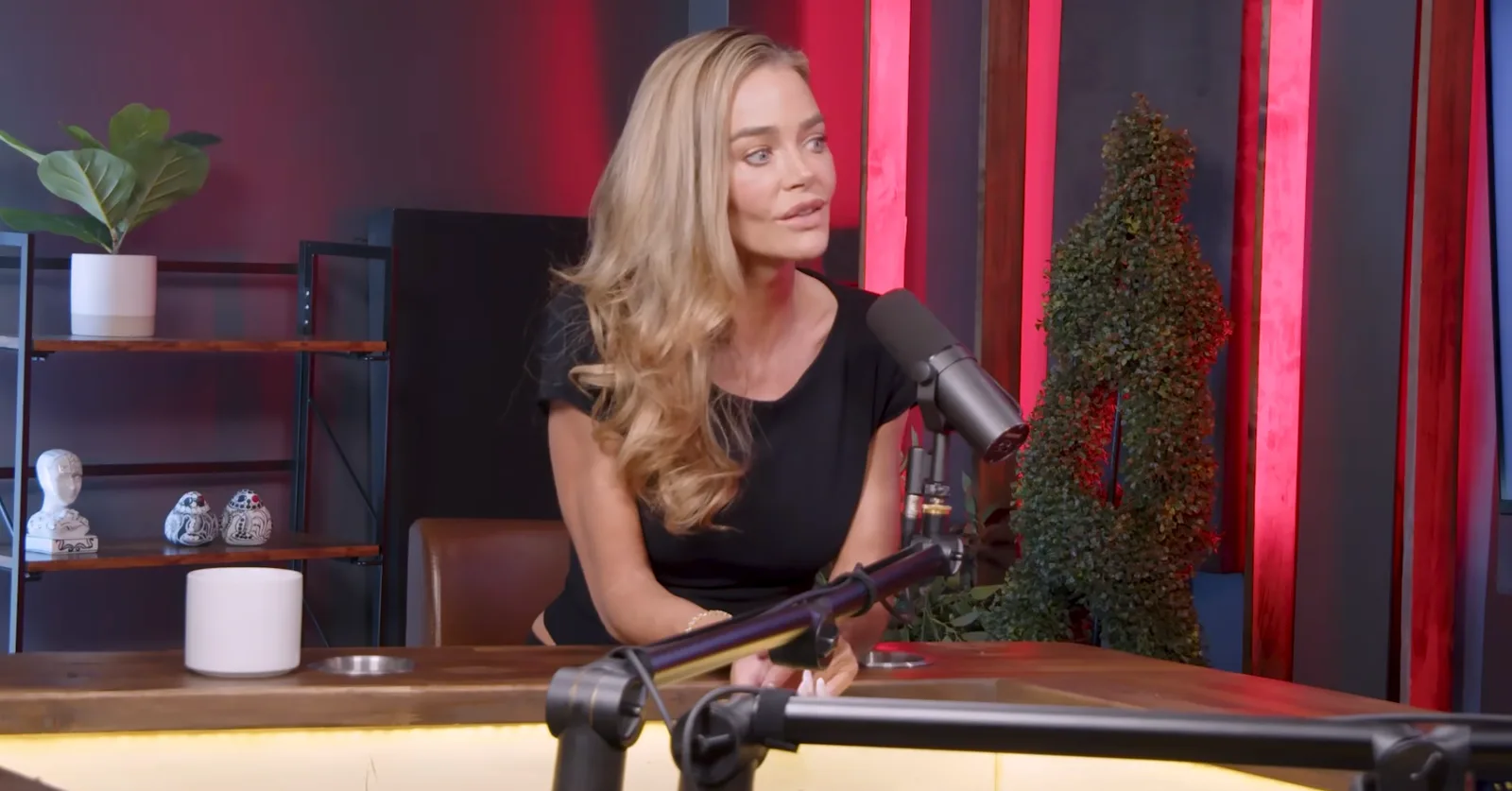 Richards revisited her surgery one year later without softening the difficult details. Her account made clear that a facelift involved far more than the polished result shown in photographs.