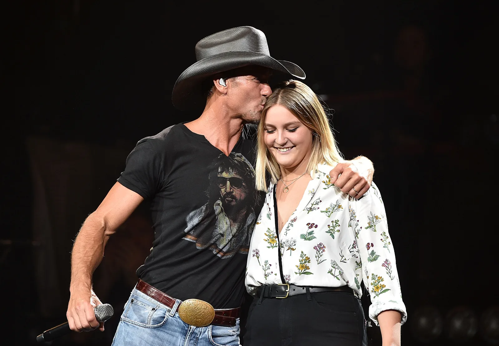 Tim McGraw performs with Gracie McGraw during a concert in 2015. As she grew older, Gracie became an advocate for body positivity, encouraging others to embrace themselves rather than measure their worth by clothing sizes or unrealistic beauty standards.