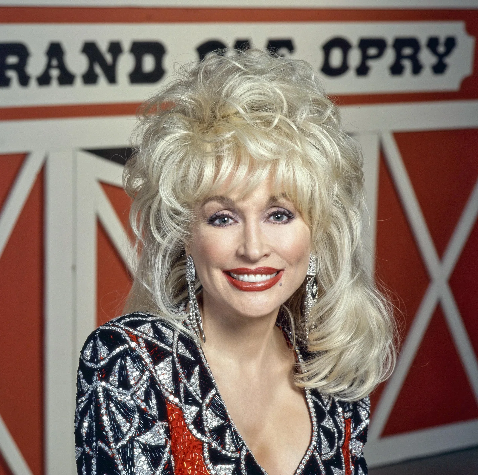 Dolly Parton attends a public appearance in a glamorous ensemble as she reflects on how motherhood might have changed the course of her life and career. She later said she would have stayed home with her children and worried about them, reinforcing why she had no regrets about the path she ultimately followed.