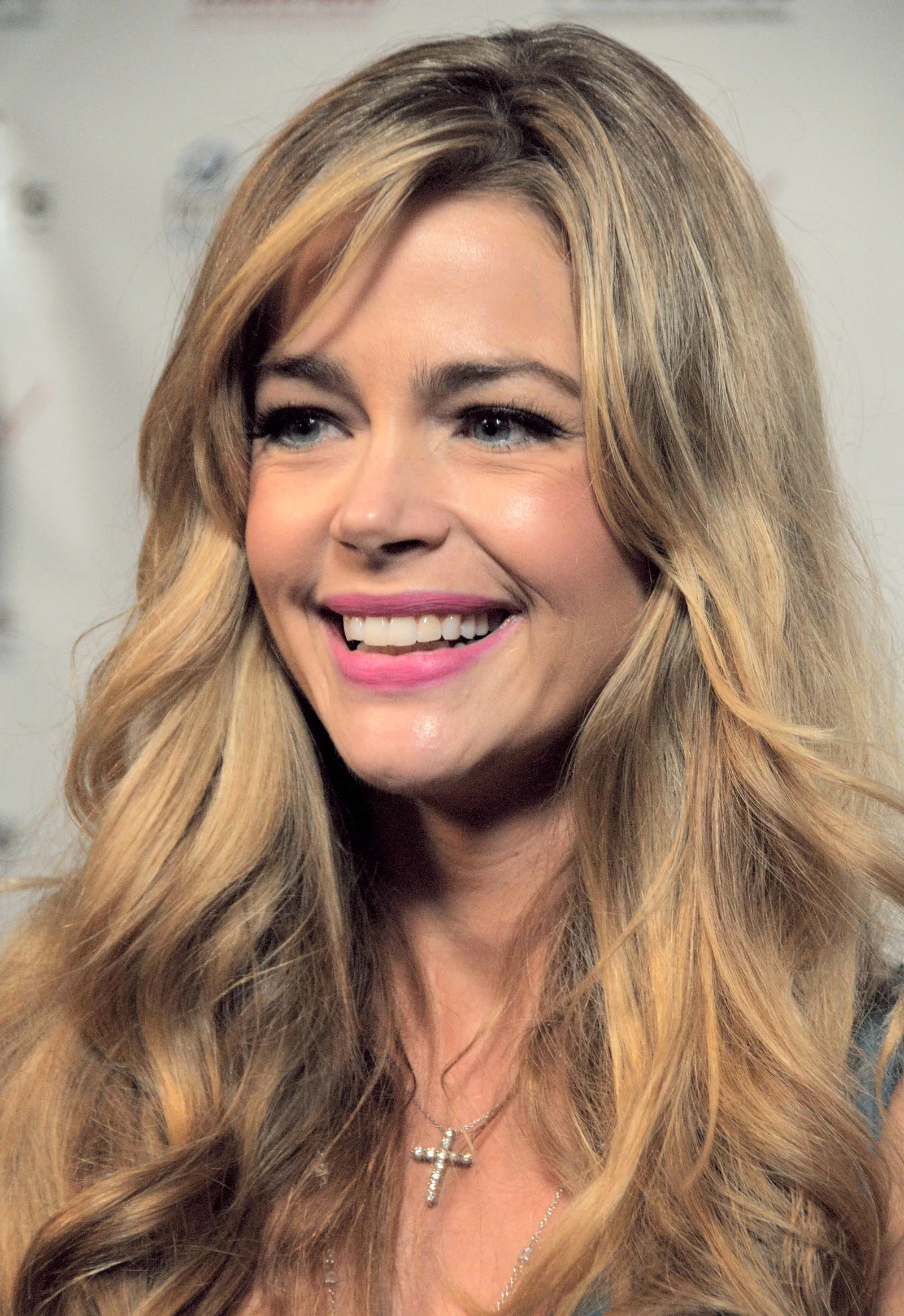 Richards experimented with the dramatic glamour of the period. She would later acknowledge trying Botox and small amounts of filler before considering surgery.