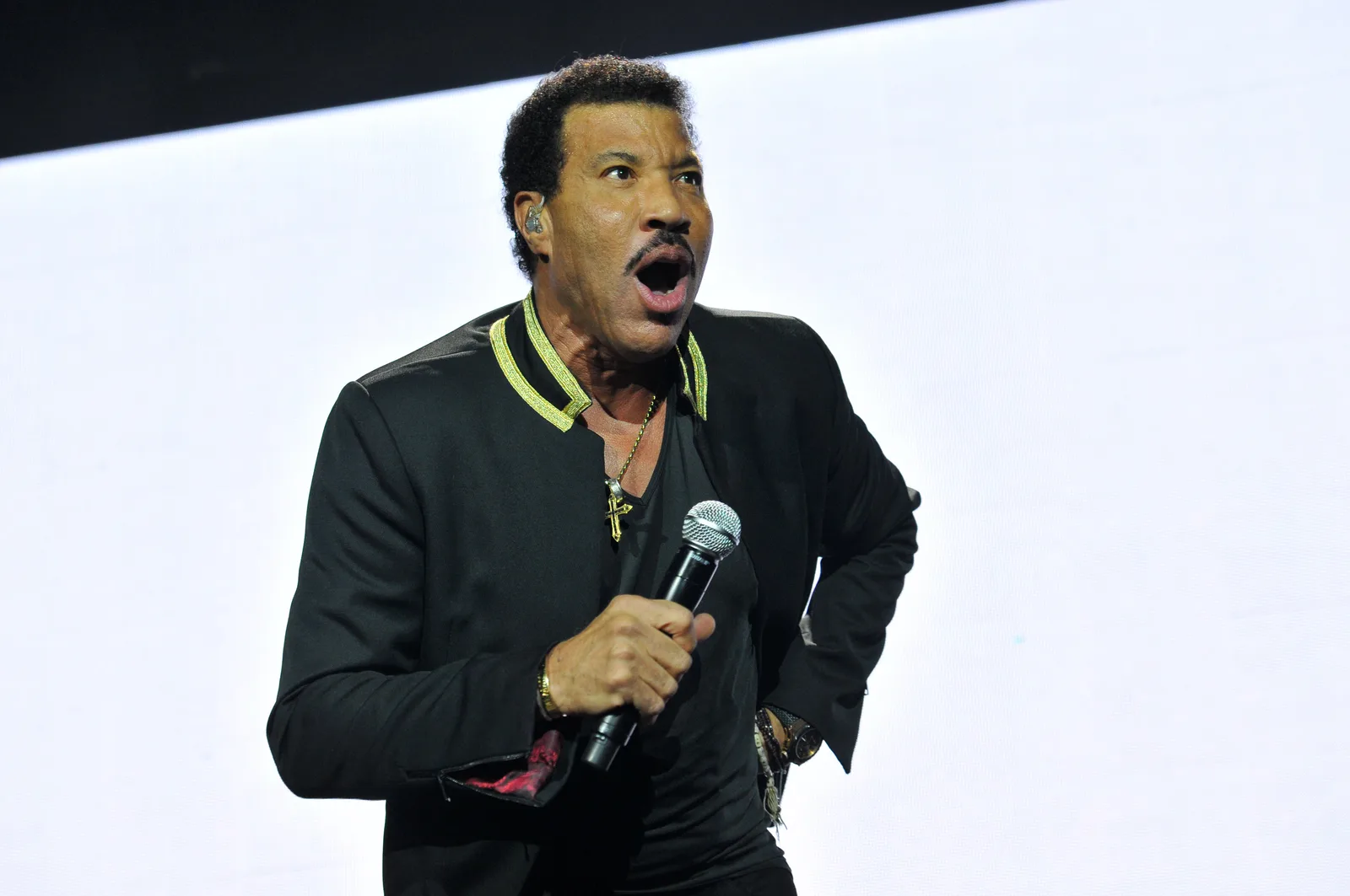 Richie performs onstage in London in 2016, years before his latest tour raised health concerns. At The Muny in August 2026, he needed a chair while performing his final song.
